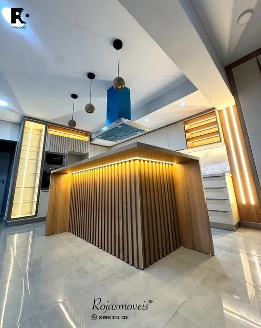 Isla de cocina revestida en listones de madera con luz LED perimetral