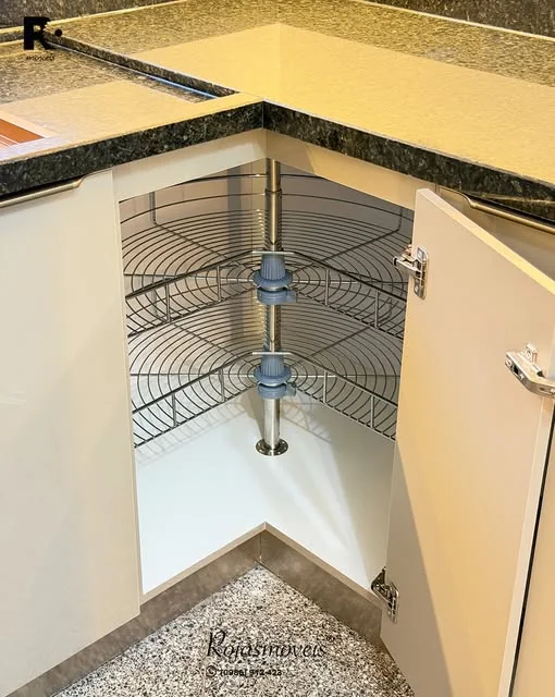 Bandeja giratoria esquinera montada dentro del mueble bajo mesada